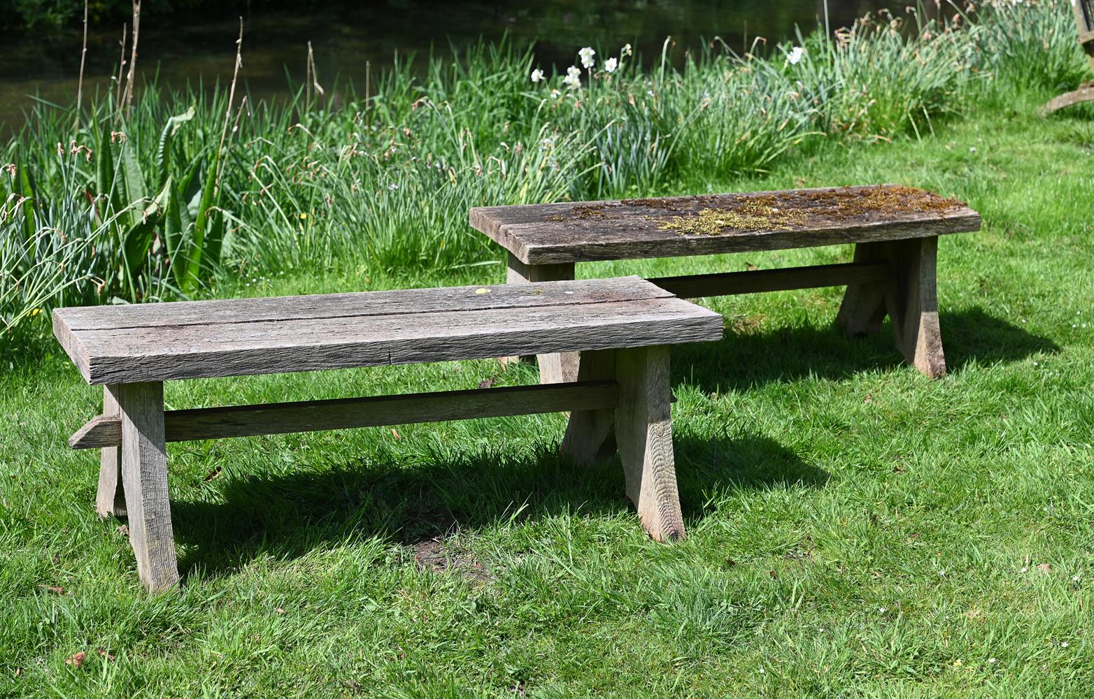 A PAIR OF OAK BENCHES, IN ARTS & CRAFTS STYLE, IN THE MANNER OF ROBERT LORIMER, 20TH CENTURY