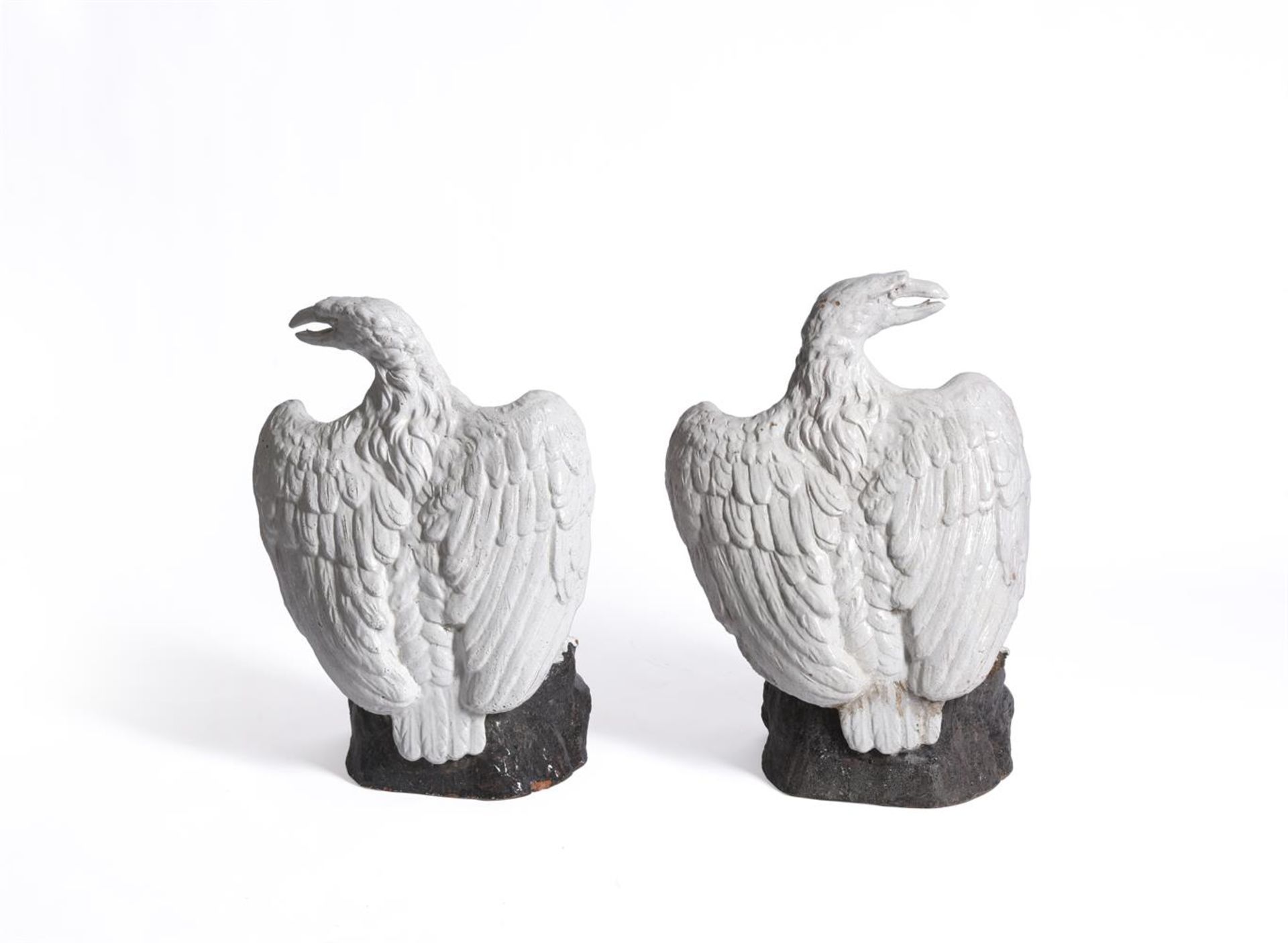A PAIR OF CONTINENTAL WHITE-GLAZED TERRACOTTA MODELS OF EAGLES, EARLY 20TH CENTURY - Bild 3 aus 4