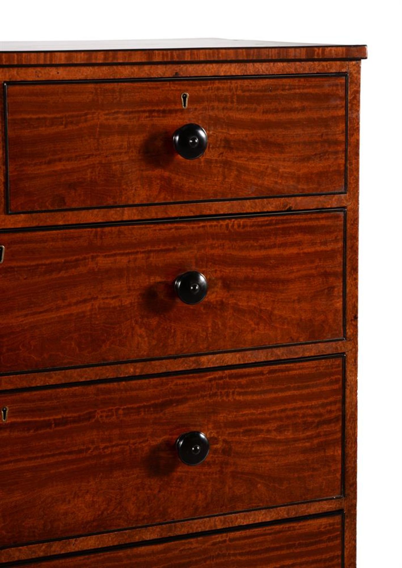 Y A GEORGE IV SATINWOOD AND AMBOYNA CHEST OF DRAWERS, CIRCA 1825 - Bild 3 aus 5