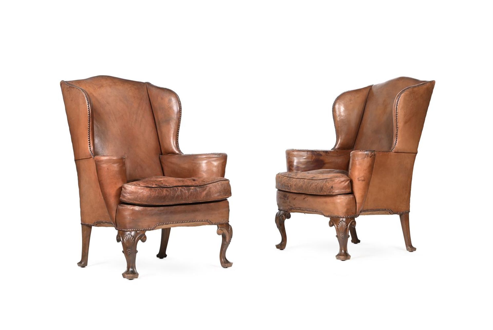 A PAIR OF MAHOGANY AND LEATHER UPHOLSTERED WING ARMCHAIRS, IN GEORGE II STYLE, EARLY 20TH CENTURY - Bild 2 aus 4