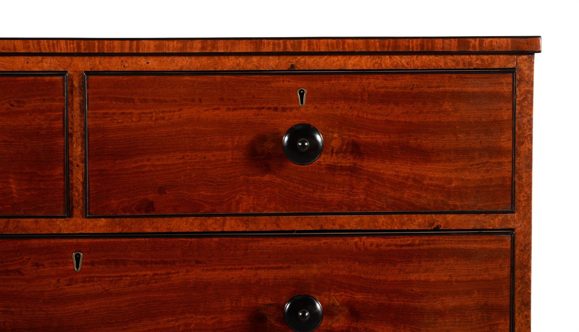 Y A GEORGE IV SATINWOOD AND AMBOYNA CHEST OF DRAWERS, CIRCA 1825 - Bild 2 aus 5