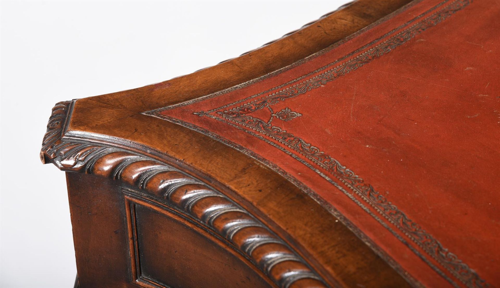 A MAHOGANY SERPENTINE SHAPED PEDESTAL DESK, IN GEORGE III STYLE, 20TH CENTURY - Image 3 of 4