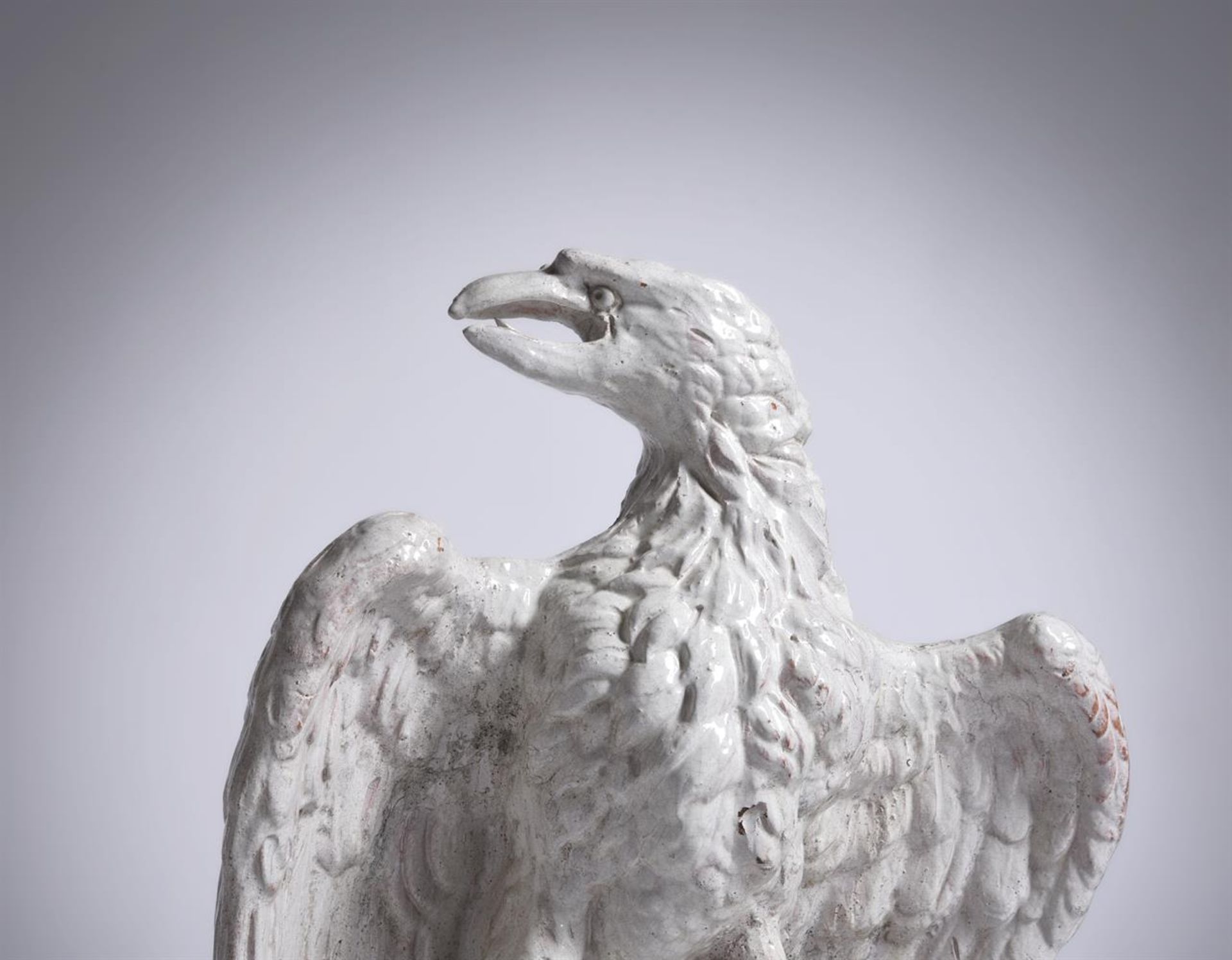 A PAIR OF CONTINENTAL WHITE-GLAZED TERRACOTTA MODELS OF EAGLES, EARLY 20TH CENTURY - Bild 2 aus 4