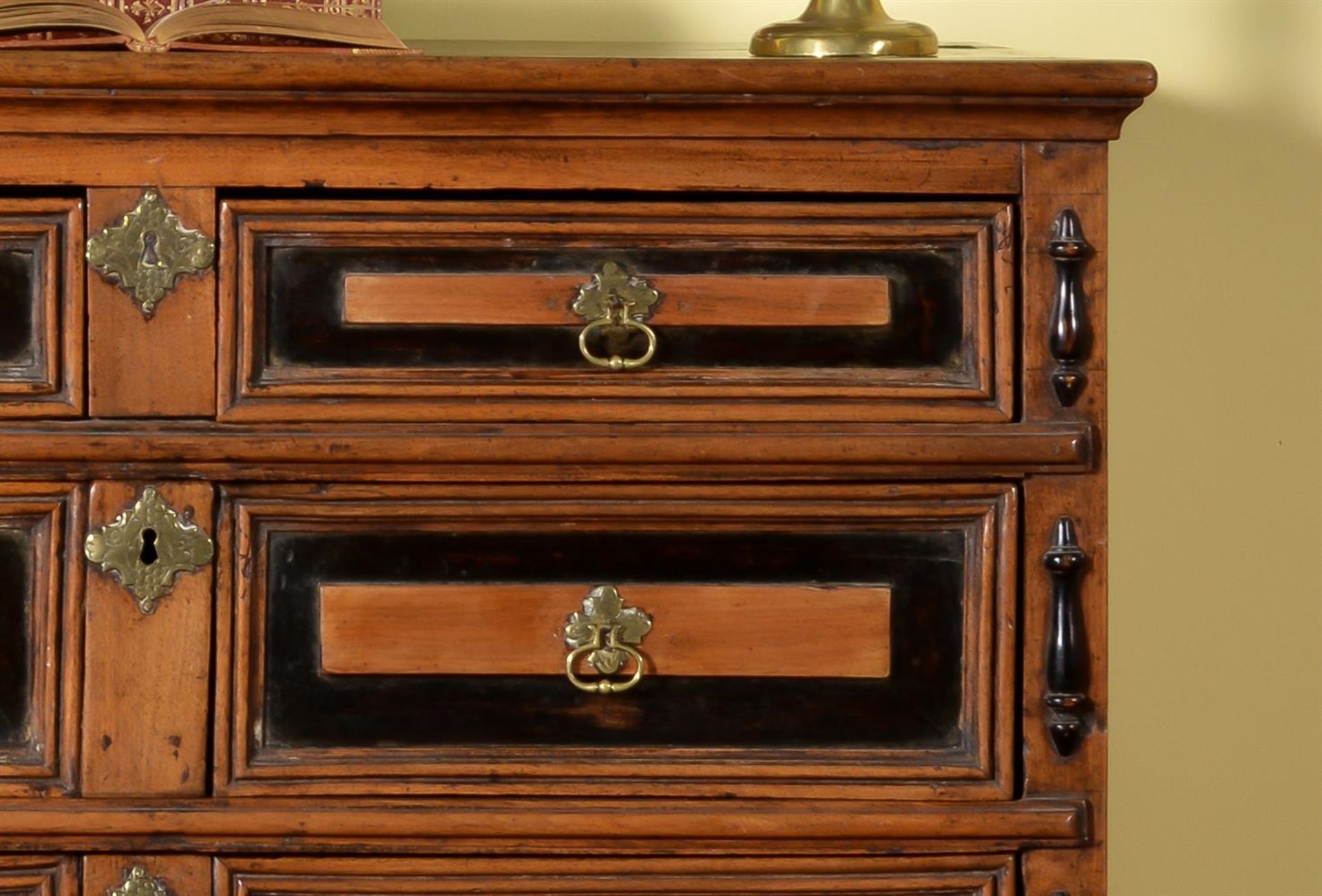 A WILLIAM & MARY WALNUT AND EBONISED CHEST OF DRAWERS - Bild 4 aus 4