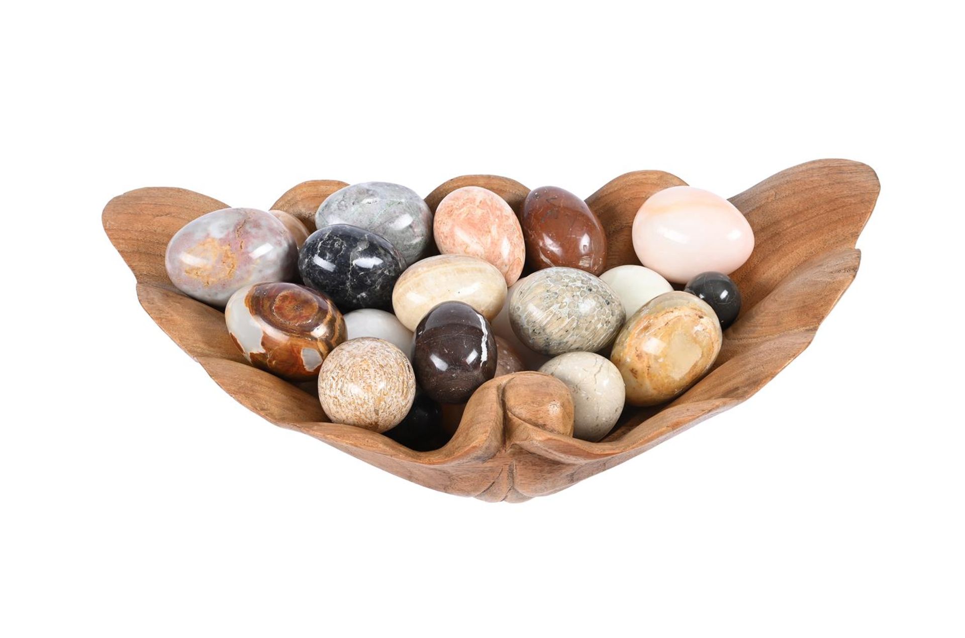 A COLLECTION OF APPROXIMATELY TWENTY FOUR POLISHED STONE MODELS OF EGGS - Bild 2 aus 2