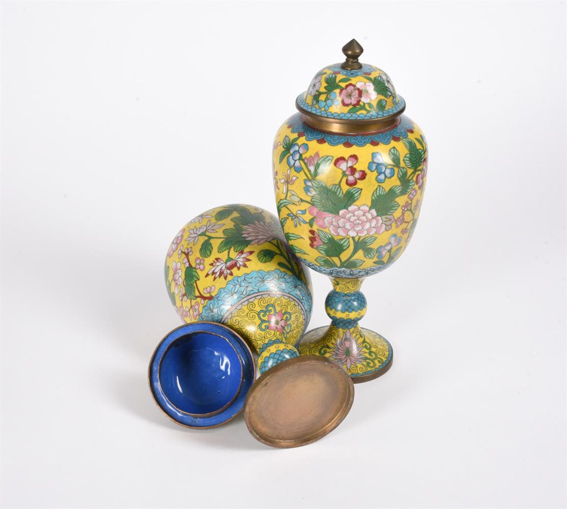 A PAIR OF CLOISONNE URNS AND COVERS - Bild 2 aus 2
