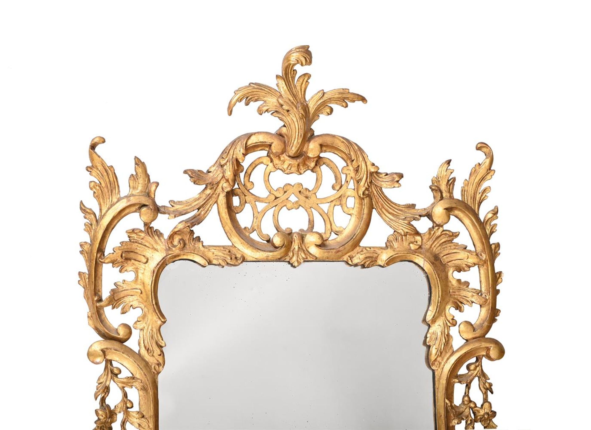 A CARVED GILTWOOD MIRROR IN GEORGE III STYLE - Bild 2 aus 4