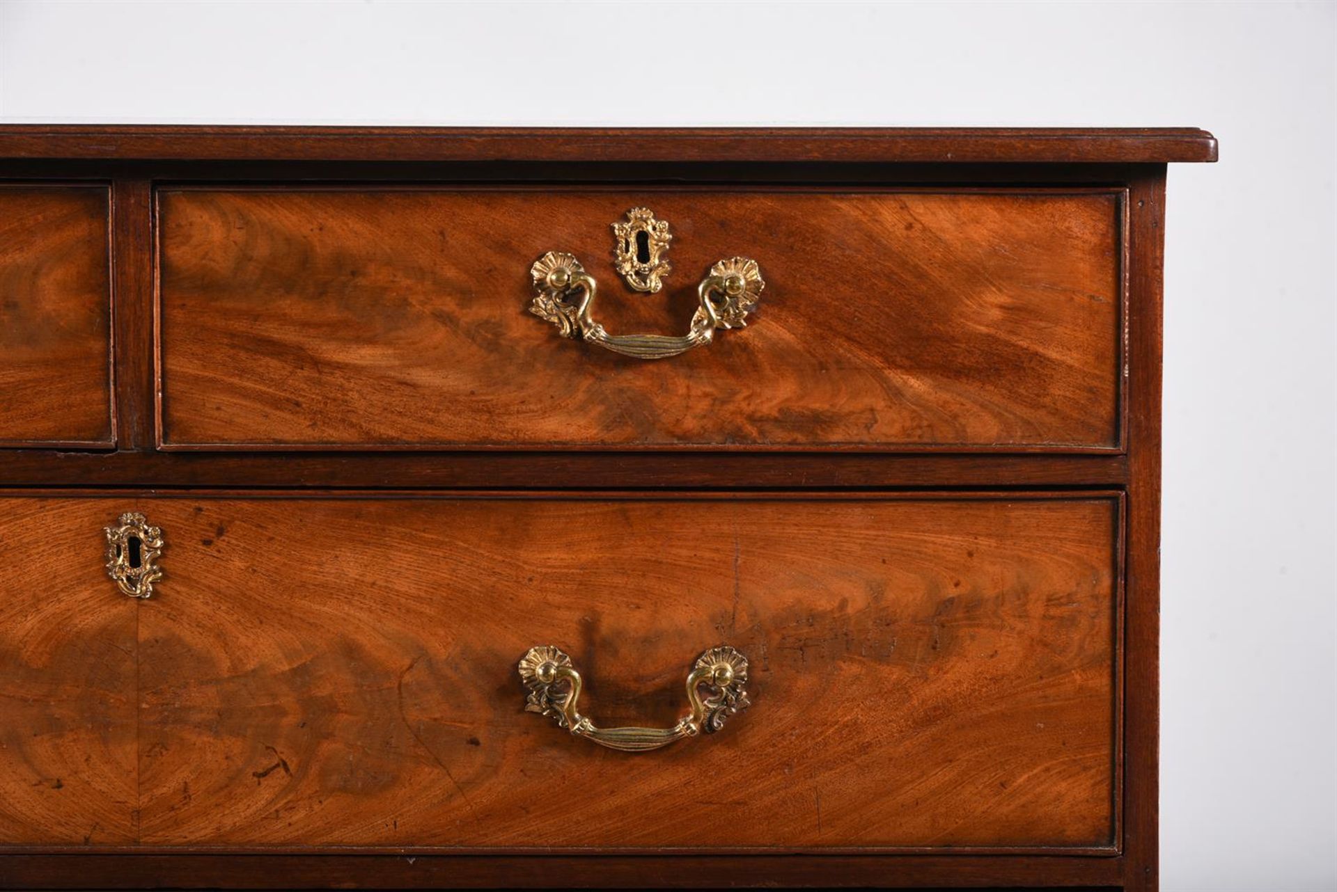 A GEORGE III MAHOGANY CHEST OF DRAWERS - Image 2 of 3