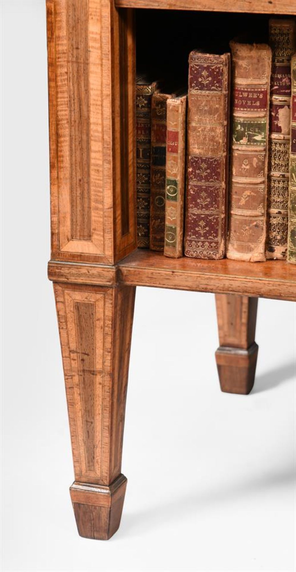 A WALNUT AND CROSS BANDED SIDE TABLE IN WILLIAM & MARY STYLE - Image 6 of 7