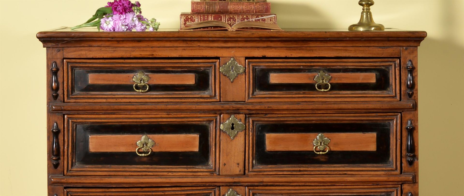 A WILLIAM & MARY WALNUT AND EBONISED CHEST OF DRAWERS - Bild 3 aus 4