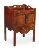 A GEORGE III MAHOGANY BEDSIDE COMMODE