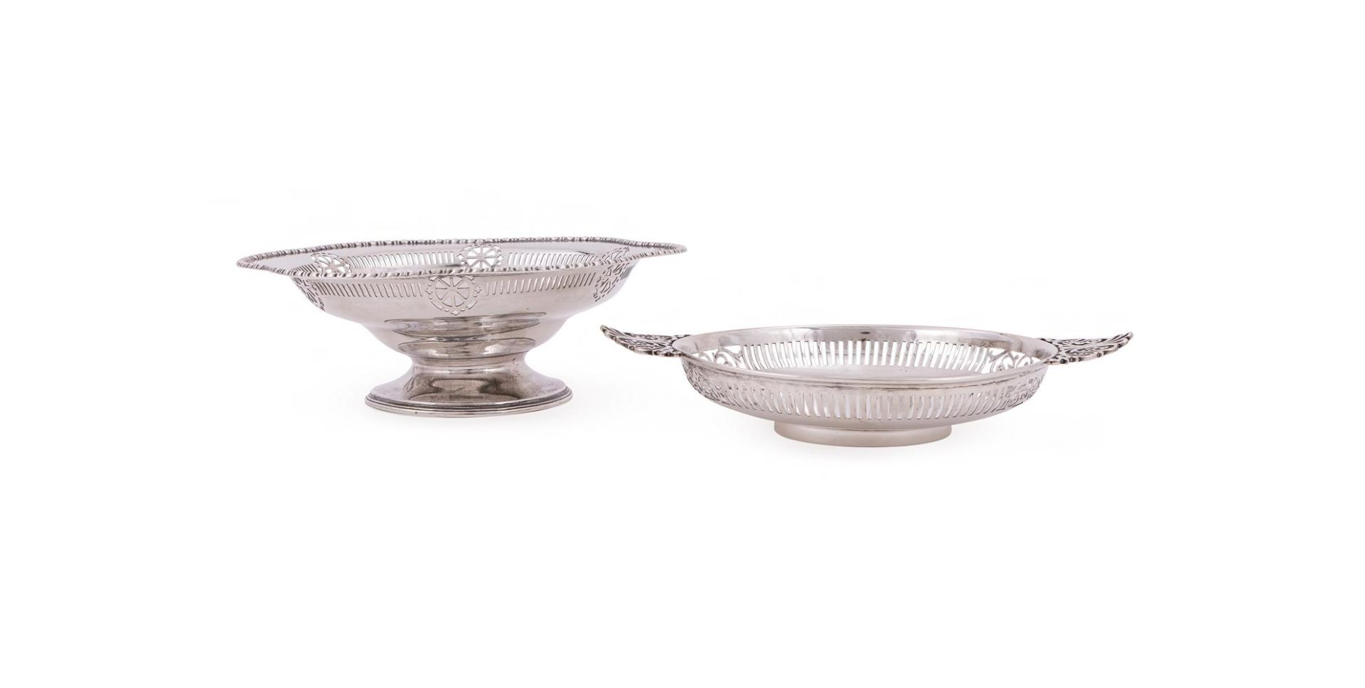 A SILVER SHAPED CIRCULAR PEDESTAL BOWL