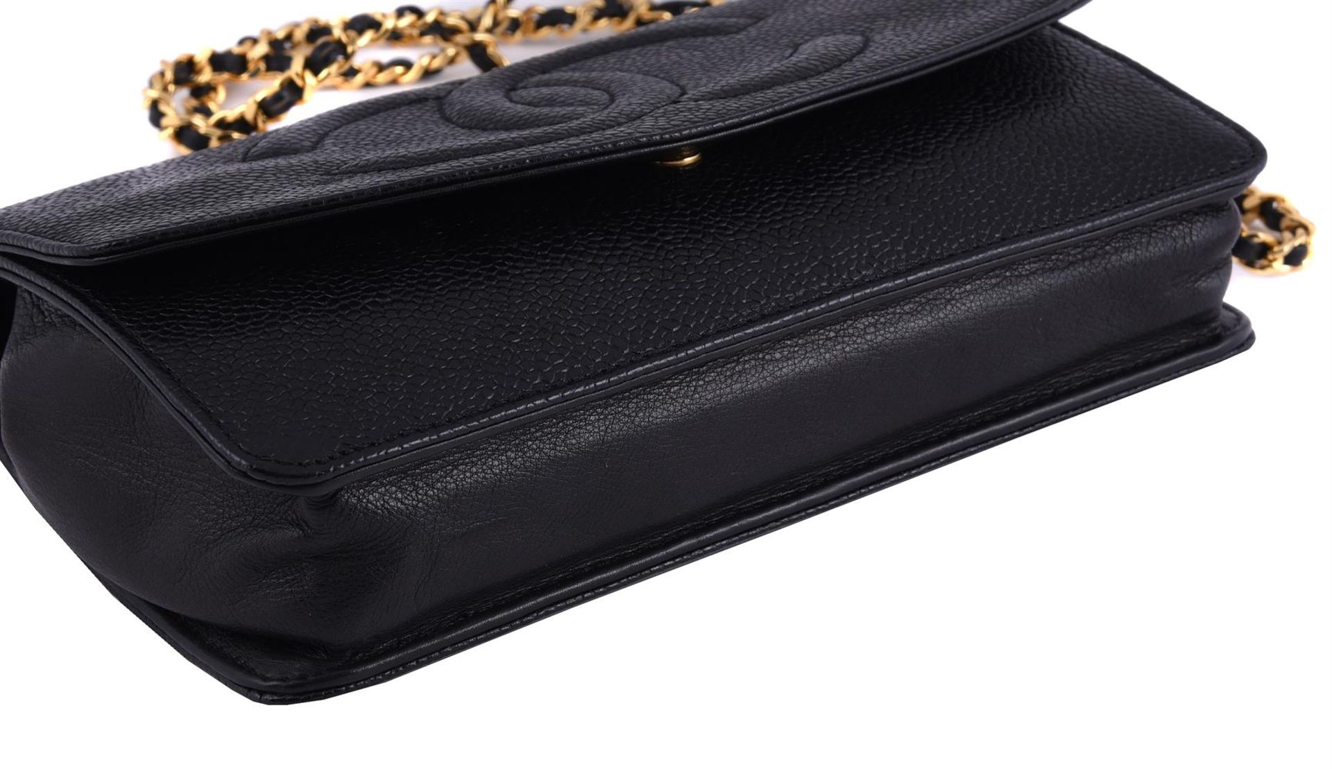 CHANEL, A BLACK CAVIAR WALLET ON CHAIN - Bild 4 aus 4