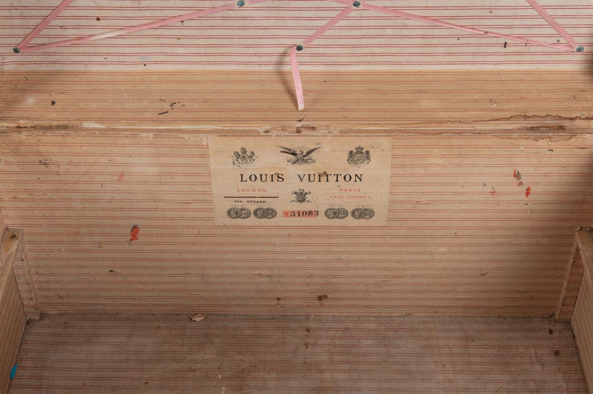 LOUIS VUITTON, A STRIPED COATED CANVAS HARD TRAVELLING TRUNK - Bild 3 aus 4