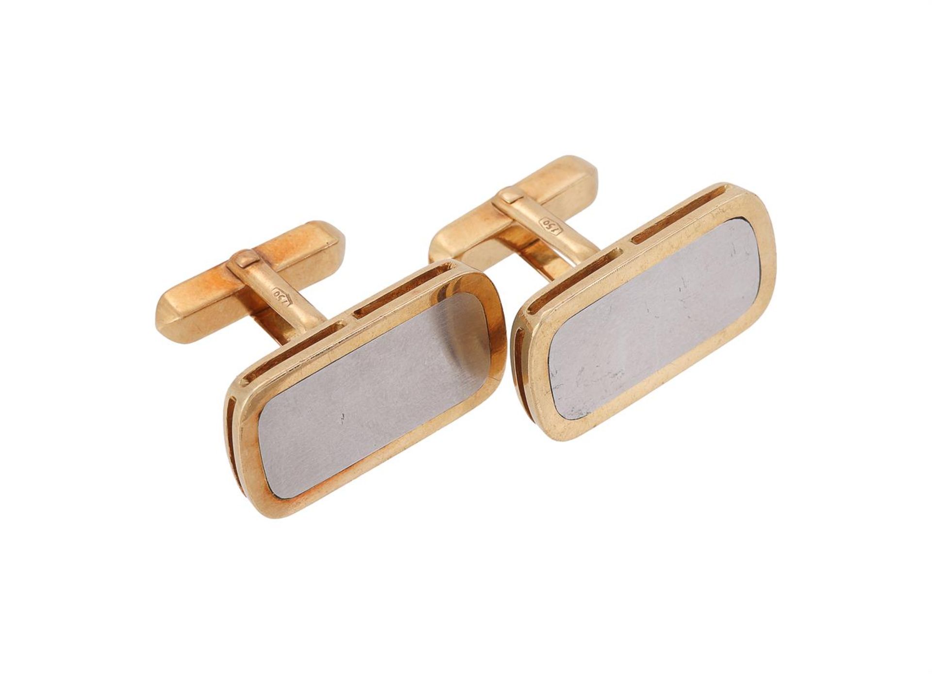 A TWO COLOUR SIGNET RING AND CUFFLINKS - Image 3 of 3