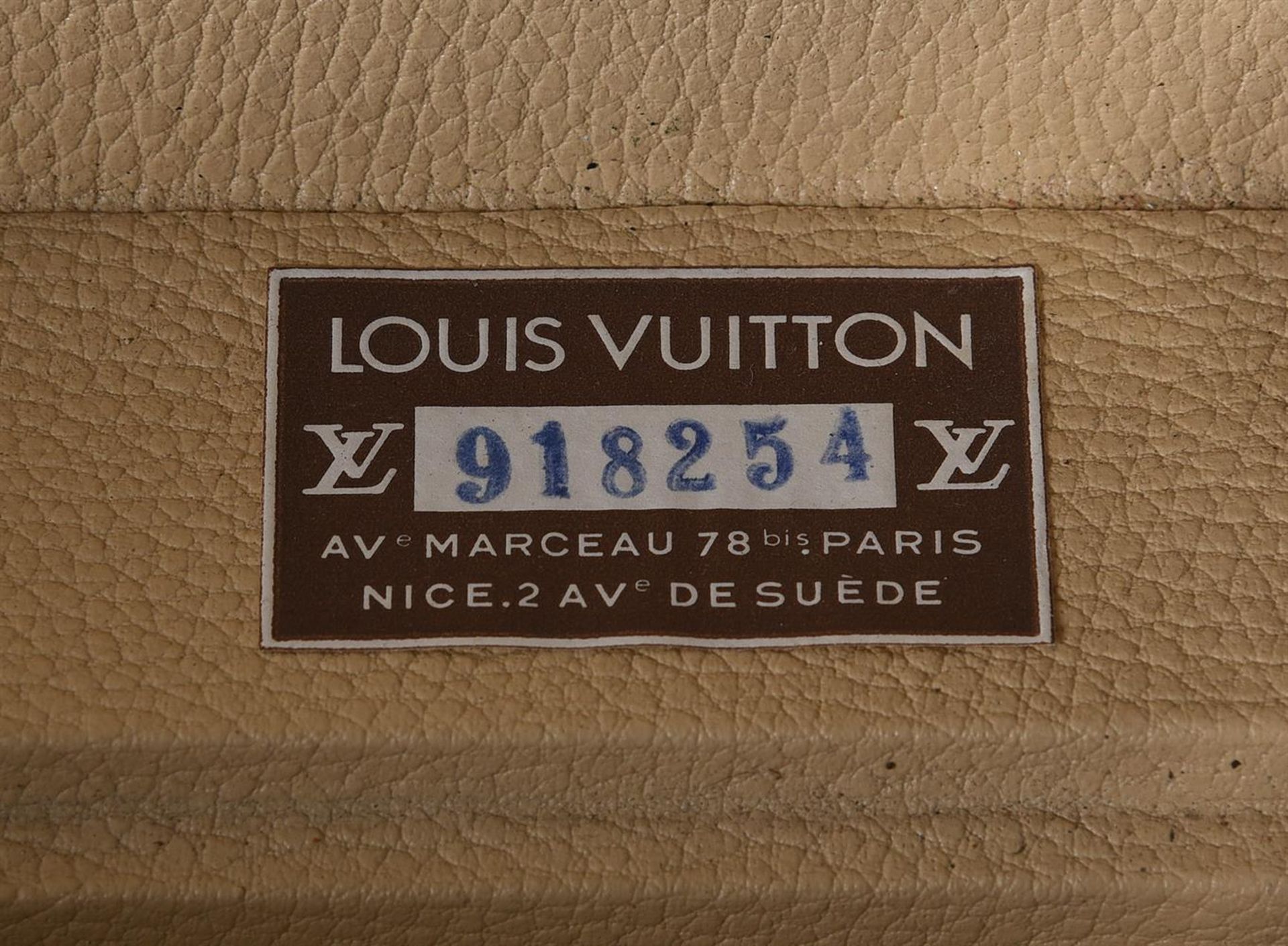 LOUIS VUITTON, A MONOGRAMMED COATED CANVAS HARD TRAVELLING CASE - Image 4 of 6