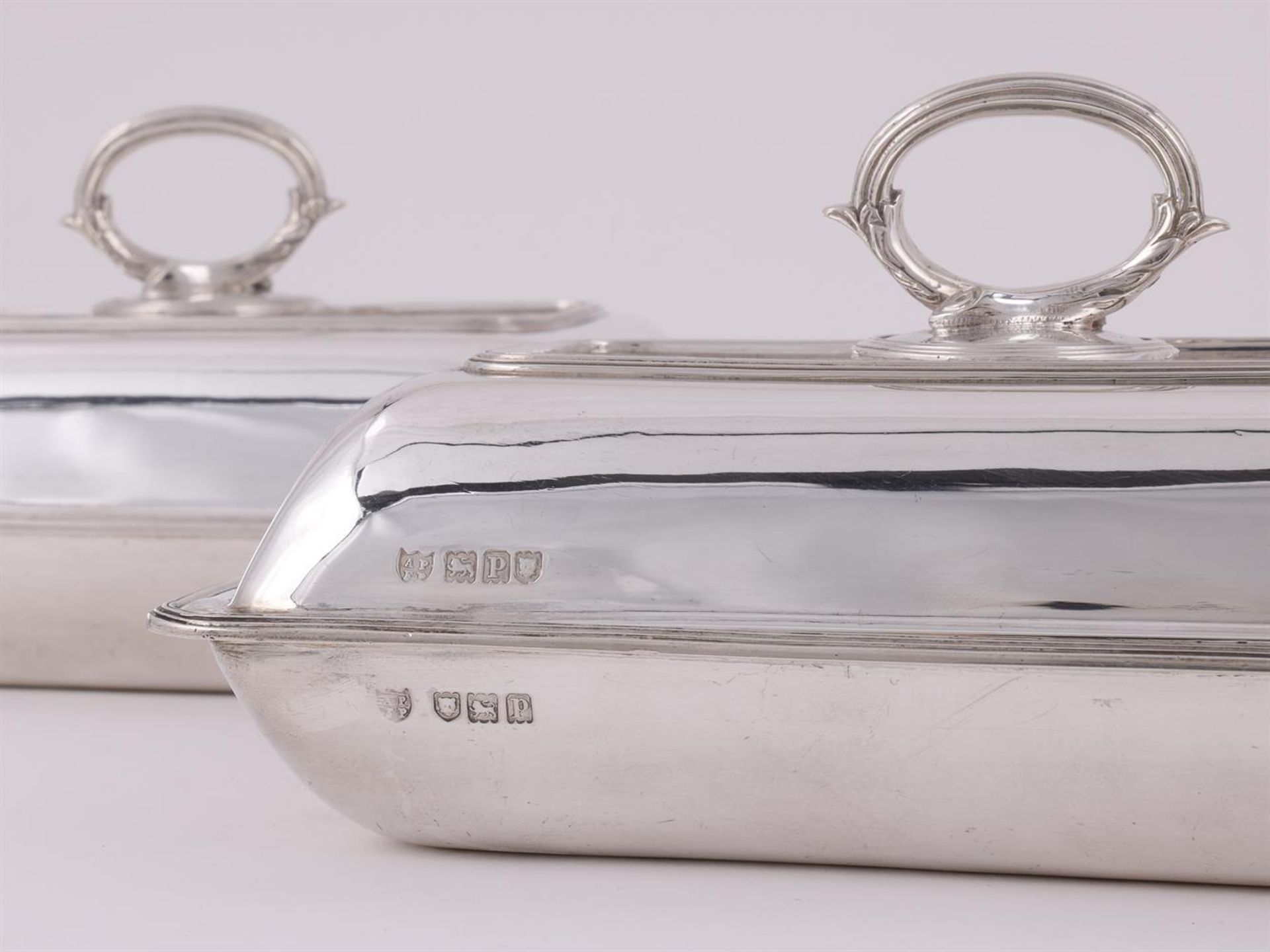 A PAIR OF SILVER ENTREE DISHES, COVERS AND HANDLES - Image 3 of 3