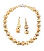 A GOLD COLOURED BEADED NECKLACE