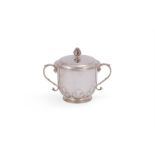 A SILVER PORRINGER AND COVER
