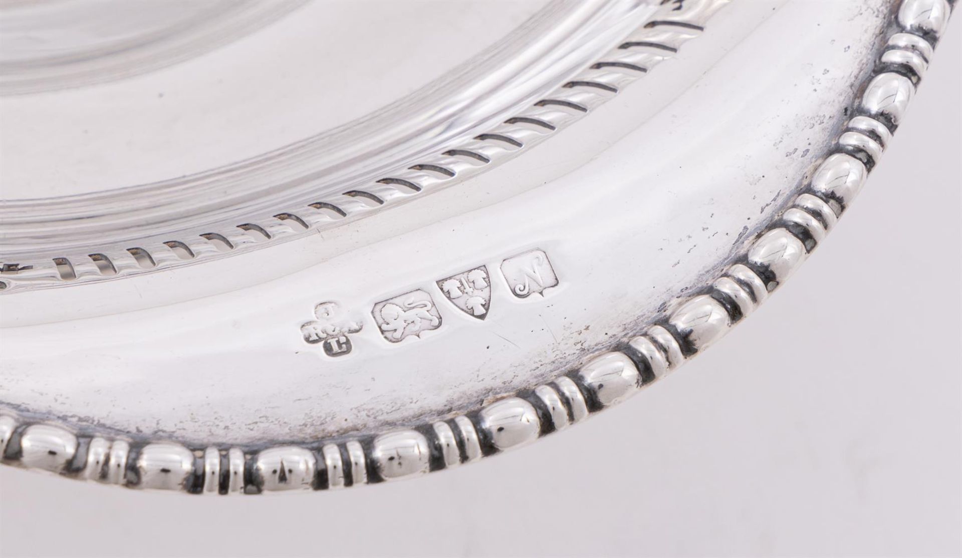 A SILVER SHAPED CIRCULAR PEDESTAL BOWL - Image 4 of 4