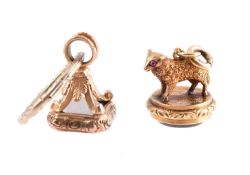 A LATE 19TH CENTURY GOLD SHEEP AND BLOODSTONE FOB SEAL, CIRCA 1880