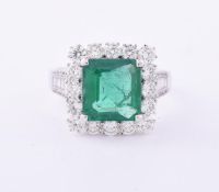 AN EMERALD AND DIAMOND CLUSTER RING