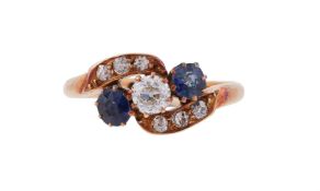 AN EDWARDIAN SAPPHIRE AND DIAMOND CROSSOVER RING, CHESTER 1904
