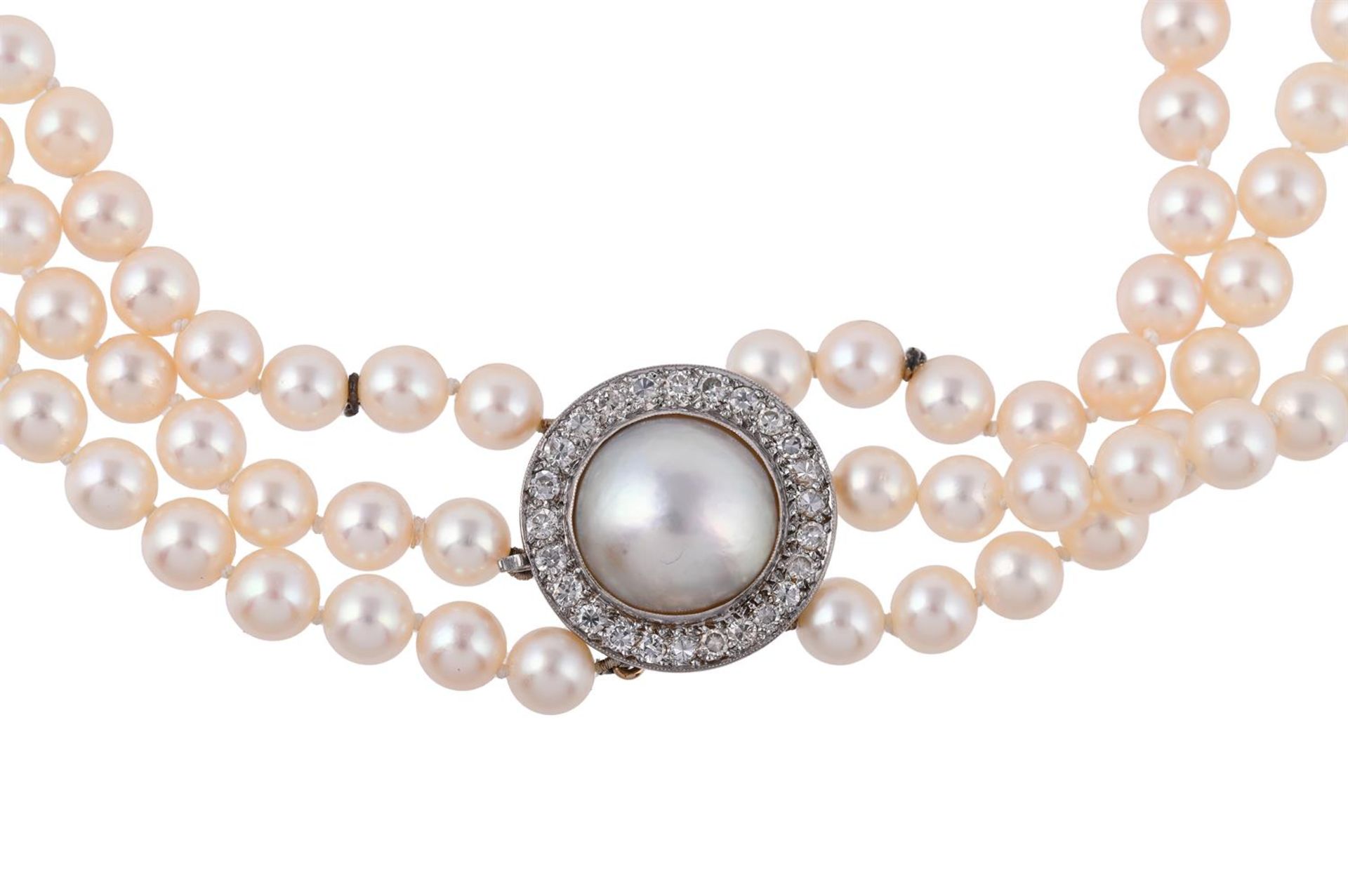 A THREE STRAND CULTURED PEARL NECKLACE WITH A MABÉ PEARL AND DIAMOND CLUSTER CLASP - Bild 2 aus 2