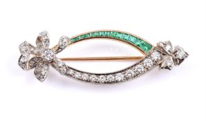 A DIAMOND AND EMERALD OVAL BOW BROOCH