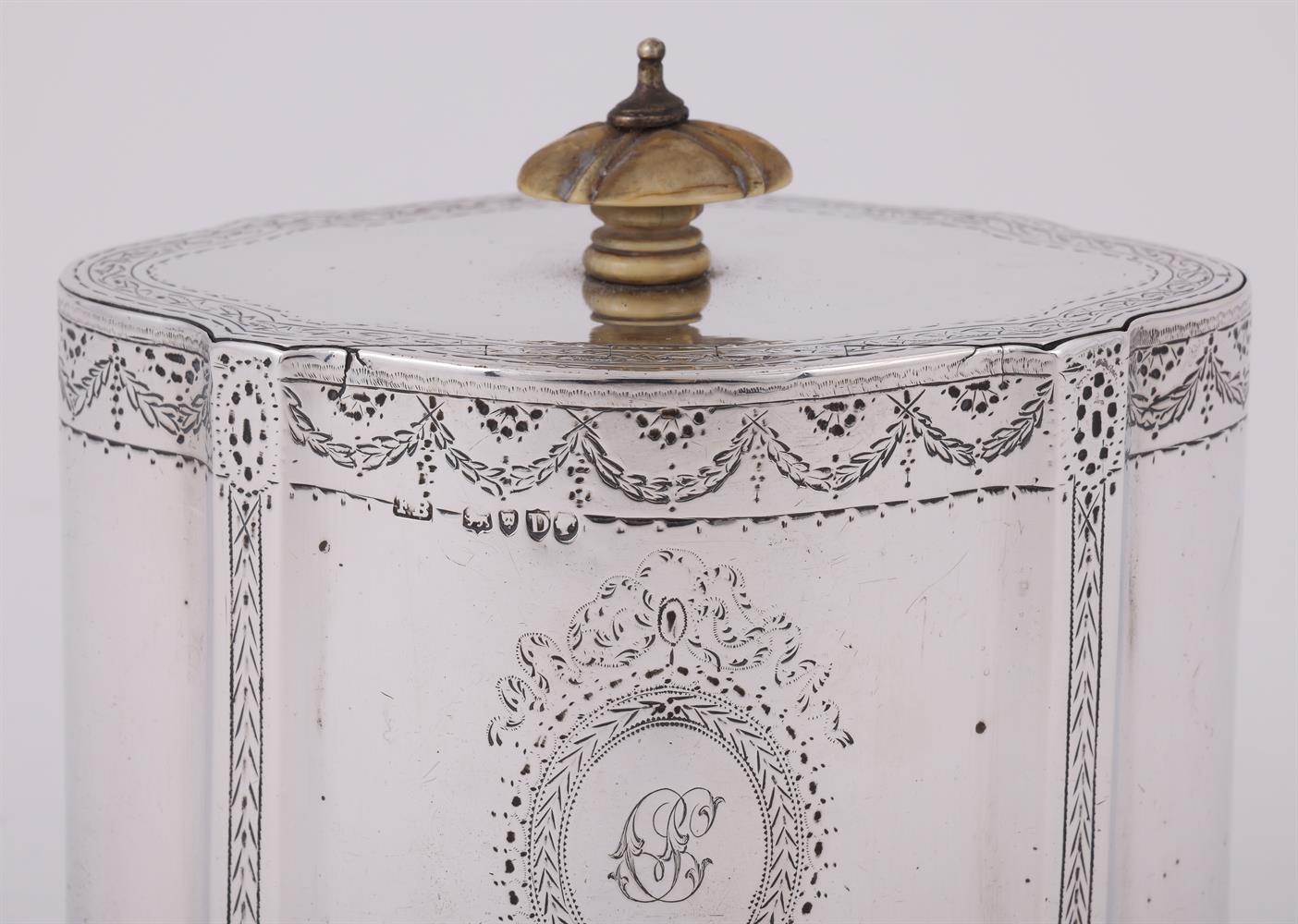 Y A VICTORIAN SILVER SHAPED OVAL TEA CADDY - Image 3 of 3