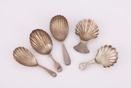 FIVE SILVER CADDY SPOONS WITH SHELL SHAPED BOWLS