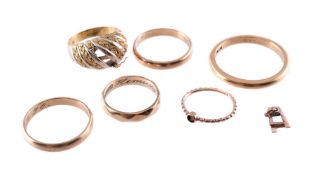 A COLLECTION OF GOLD COLOURED RINGS