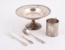 A COLLECTION OF AMERICAN SILVER COLOURED ITEMS