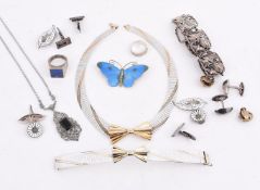 A COLLECTION OF SILVER AND SILVER COLOURED JEWELLERY