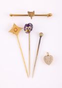 A SMALL COLLECTION OF ANTIQUE JEWELLERY