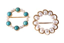 A 9 CARAT GOLD TURQUOISE AND CULTURED PEARL BROOCH, BIRMINGHAM 1963