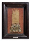 A CHARLES I SILK EMBROIDERED GLOVE, EARLY 17TH CENTURY