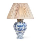 A BLUE AND WHITE PORCELAIN LAMP, JAPANESE, LATE 17TH CENTURY