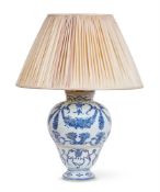 A BLUE AND WHITE PORCELAIN LAMP, JAPANESE, LATE 17TH CENTURY