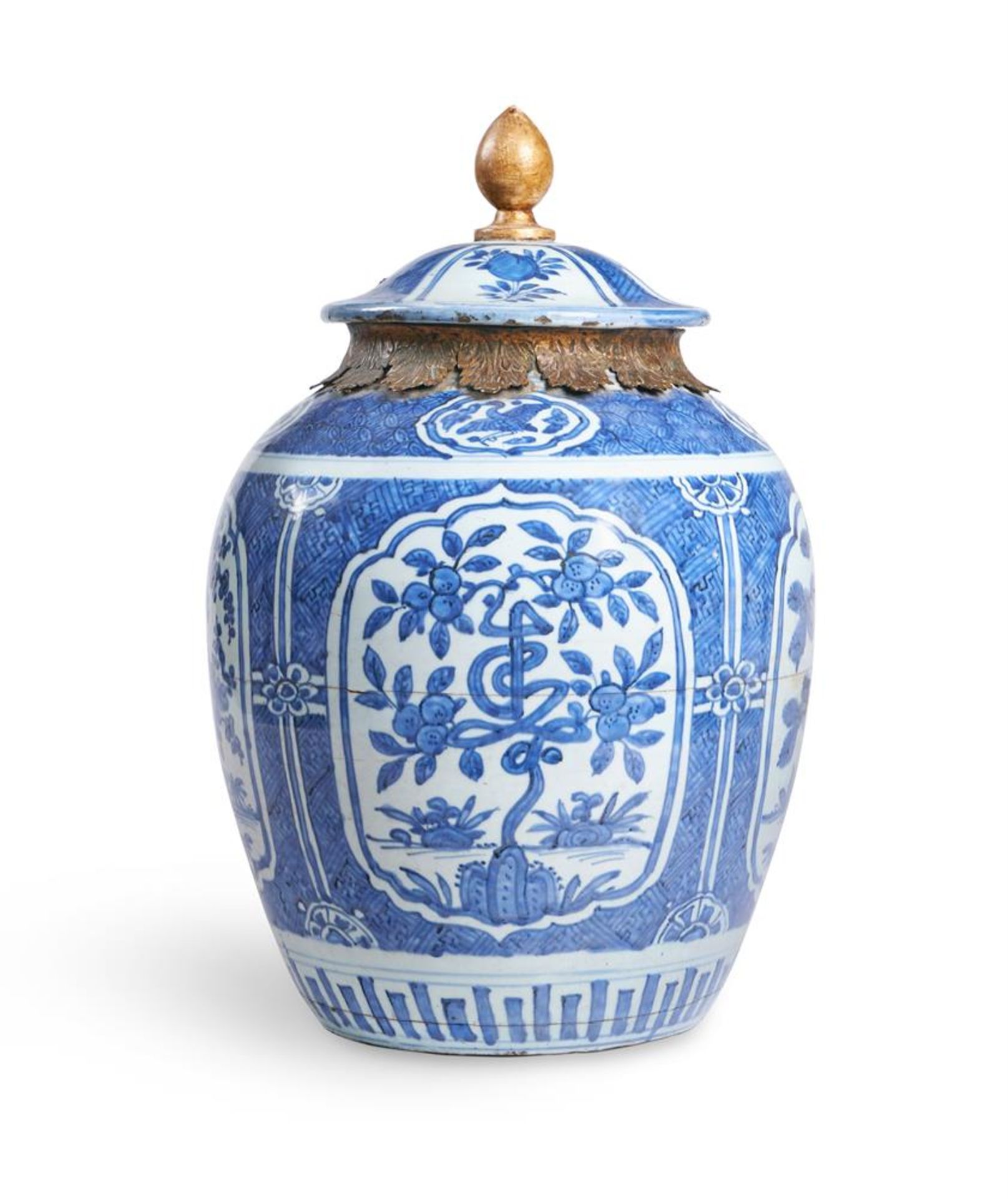 A BLUE AND WHITE LARGE VASE AND COVER, CHINESE, 17TH CENTURY