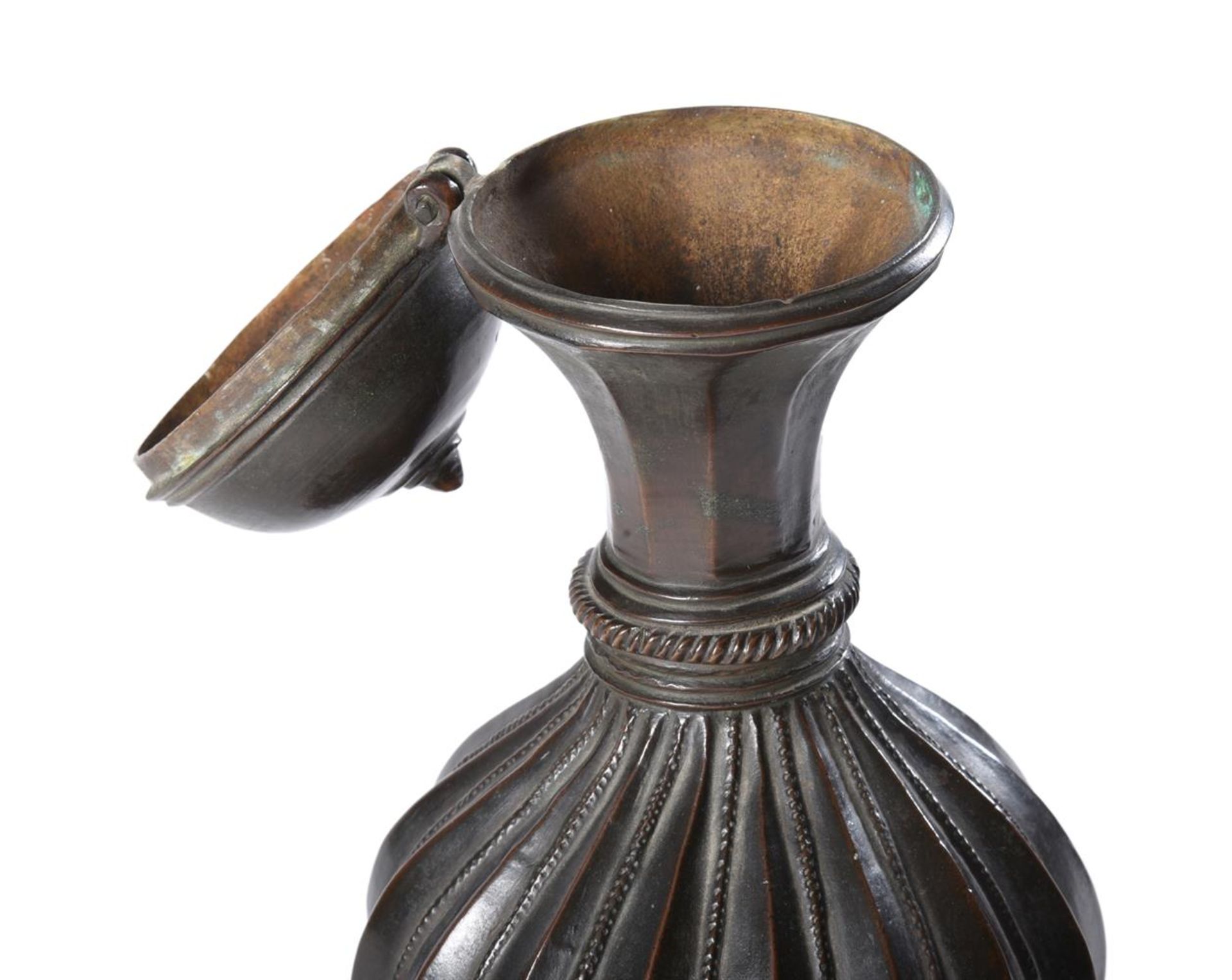 A VENETIAN COPPER FLAGON AND LID IN 15TH CENTURY STYLE - Bild 2 aus 3