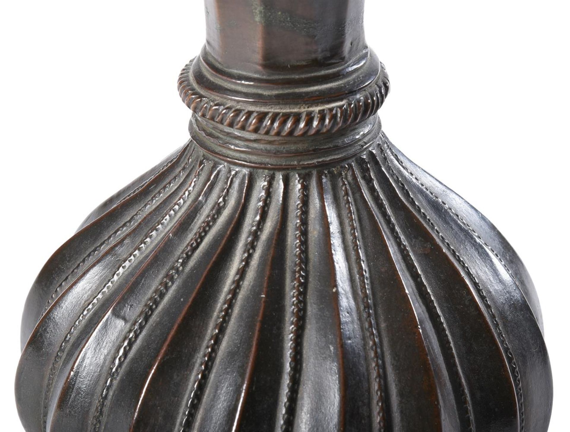A VENETIAN COPPER FLAGON AND LID IN 15TH CENTURY STYLE - Bild 3 aus 3