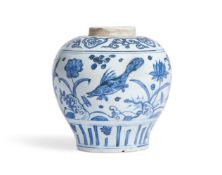 A BLUE AND WHITE VASE, CHINESE,WANLI, 17TH CENTURY