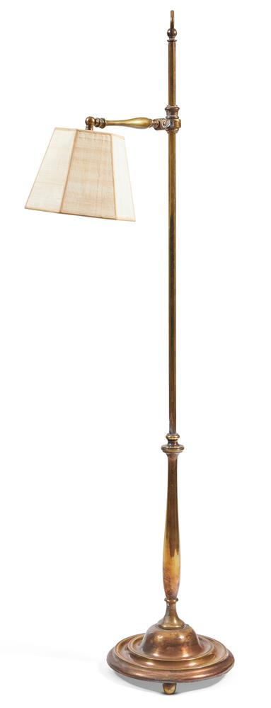 AN EDWARDIAN ADJUSTABLE BRASS READING LAMP, CIRCA 1900-1910