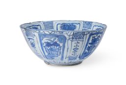A LARGE BLUE AND WHITE 'KRAAK' PUNCH BOWL, CHINESE WANLI (1573-1620)