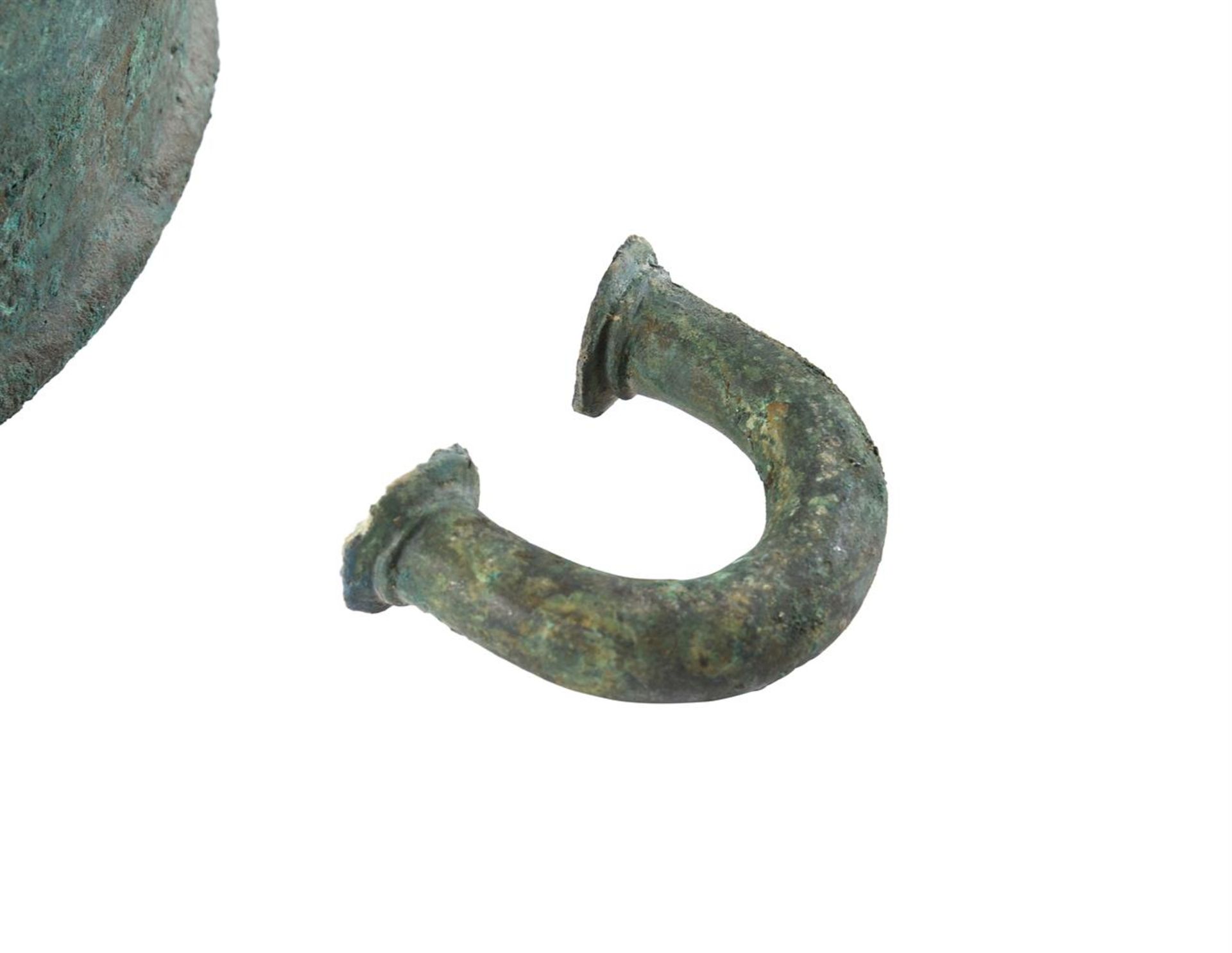 A GREEK BRONZE DEEP SKYPHOS CIRCA 4TH CENTURY B.C. - Bild 3 aus 3