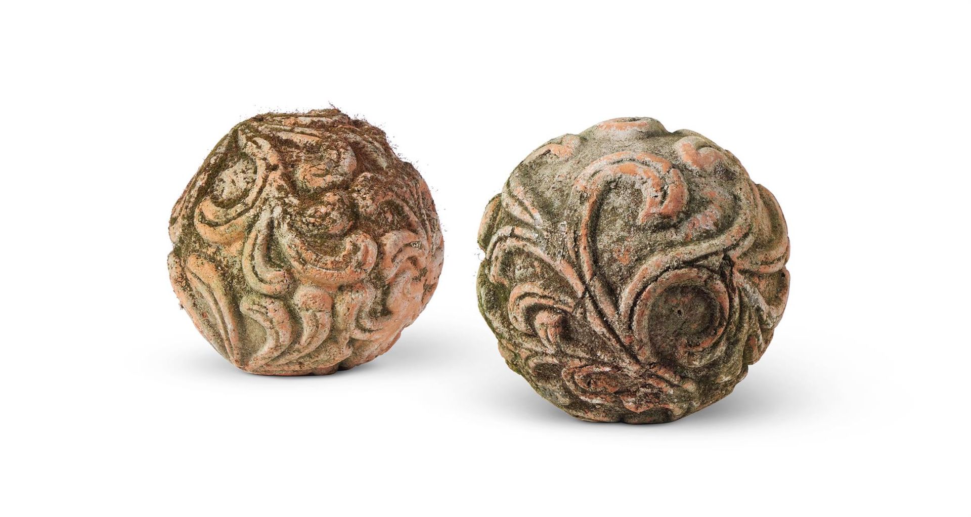 A PAIR OF TERRACOTTA BALL FINIALS, ITALIAN OR FRENCH, PROBABLY 19TH CENTURY - Bild 2 aus 2