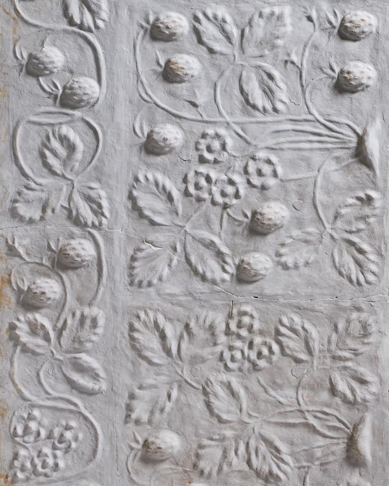 A COTSWOLD SCHOOL PLASTER PANEL DEPICTING STRAWBERRIES, EARLY 20TH CENTURY - Image 2 of 2