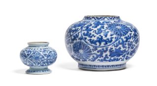 A CHINESE BLUE AND WHITE VASE, KANGXI (1662-1722)