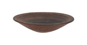 λ JENIFER JONES (BRITISH B. 1940), A STONEWARE DISH